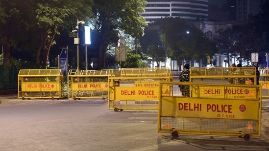On Wednesday night, Delhi Police filed 489 FIRs across the city, temporarily detained 843 people and issued 731 fines for flouting social distancing norms. (Raj K Raj/HT file photo) On Wednesday night, Delhi Police filed 489 FIRs across the city, temporarily detained 843 people and issued 731 fines for flouting social distancing norms. (Raj K Raj/HT file photo)