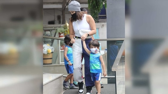 Her twins looked adorable as they both wore matching sets of blue shorts and sleeveless stripped vests.(Varinder Chawla)