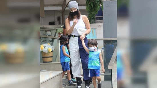 The stunner completed her outfit with a pair of chunky sneakers, a grey beanie and a cross-body white fanny pack.(Varinder Chawla)
