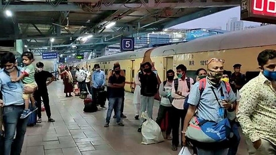 Maharashtra, Nov 25 (ANI): COVID-19 tests being done on passengers arriving from Delhi, Goa, Rajasthan and Gujarat, at a railway station in Mumbai on Wednesday. (ANI Photo) (ANI)(HT_PRINT)