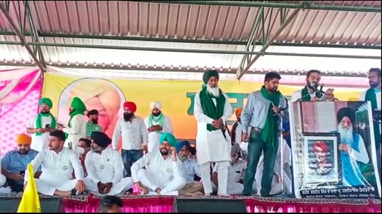 Farmer leaders and others during a kisan rally at Batala in Gurdaspur district on Wednesday. (HT Photo)