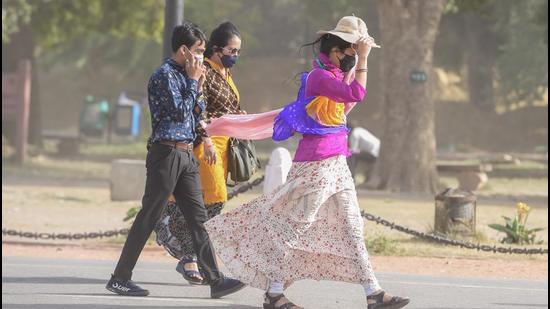 Delhi’s air quality improved to be in the moderate category on Thursday morning. Data from Central Pollution Control Board showed that the hourly AQI at 7am stood at 159. (File photo)
