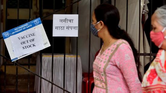A notice hung outside a vaccination centre in Mahim notifying shortage of vaccines. (Satish Bate/HT Photo) A notice hung outside a vaccination centre in Mahim notifying shortage of vaccines. (Satish Bate/HT Photo)