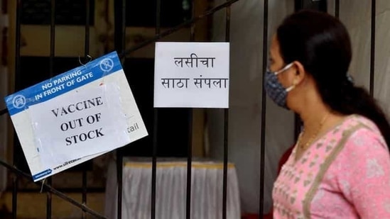 A notice hung outside a vaccination centre in Mahim notifying shortage of vaccines. (Satish Bate/HT Photo)