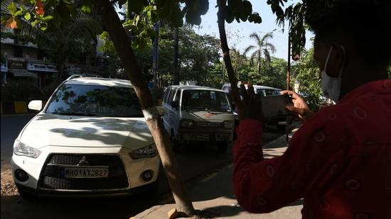 Vaze’s Outlander was parked on a road at Kamothe in Navi Mumbai for a month. (HT File) Vaze’s Outlander was parked on a road at Kamothe in Navi Mumbai for a month. (HT File)