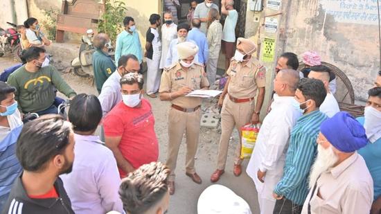 Police at the crime scene in Kailash Nagar of Basti Jodhewal on Thursday. (HT PHOTO) Police at the crime scene in Kailash Nagar of Basti Jodhewal on Thursday. (HT PHOTO)