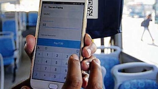 The RBI’s decision will let a customer send money from a wallet to a bank account and also from one company’s wallet to another.(Sunil Ghosh/HT file photo) The RBI’s decision will let a customer send money from a wallet to a bank account and also from one company’s wallet to another.(Sunil Ghosh/HT file photo)