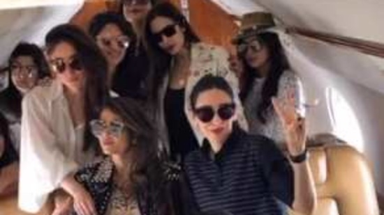 Kareena, Amrita, Karisma, Malaika, Saif are seen with several of their friends.
