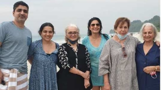 Waheeda Rehman, Helen and Asha Parekh are enjoying their vacation with fashion designer and politician Shaina NC.