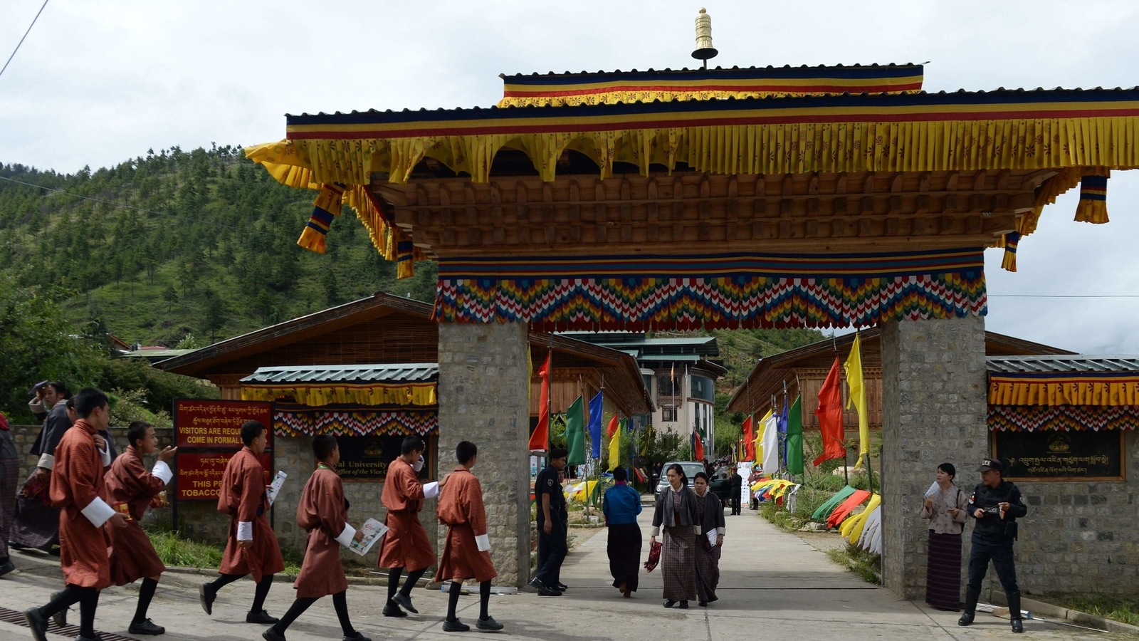 Бутан индия. Бутан Китай ТДОЛИНА Беюл. Бутан и Индия. Метро Тхимпху.