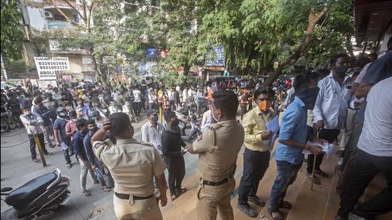 Many residents stand in queue to buy Remdesivir injection at Chemists Association of Pune headquarters in Pune on Thursday. (PRATHAM GOKHALE/HT)