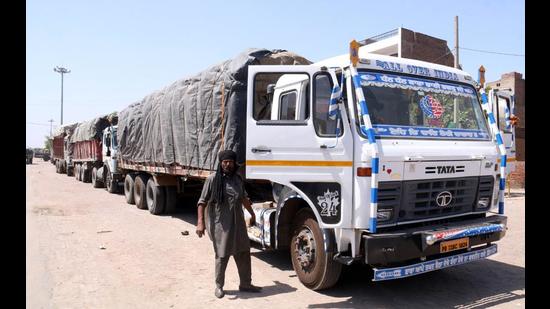 The three trucks carrying 12,000 bags of wheat from Bihar that were impounded at the Bathinda grain market (mandi) on Friday. (Sanjeev Kumar/HT) The three trucks carrying 12,000 bags of wheat from Bihar that were impounded at the Bathinda grain market (mandi) on Friday. (Sanjeev Kumar/HT)
