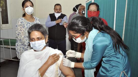 Officials, who are part of the vaccination drive, said the state continues to be the worst-performing state in the country to vaccinate its registered health workers. (HT file) Officials, who are part of the vaccination drive, said the state continues to be the worst-performing state in the country to vaccinate its registered health workers. (HT file)