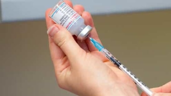 The civic body of Mumbai had claimed it had suspended vaccination at 25 centres in private hospitals on Thursday due to unavailability of doses.(AP)