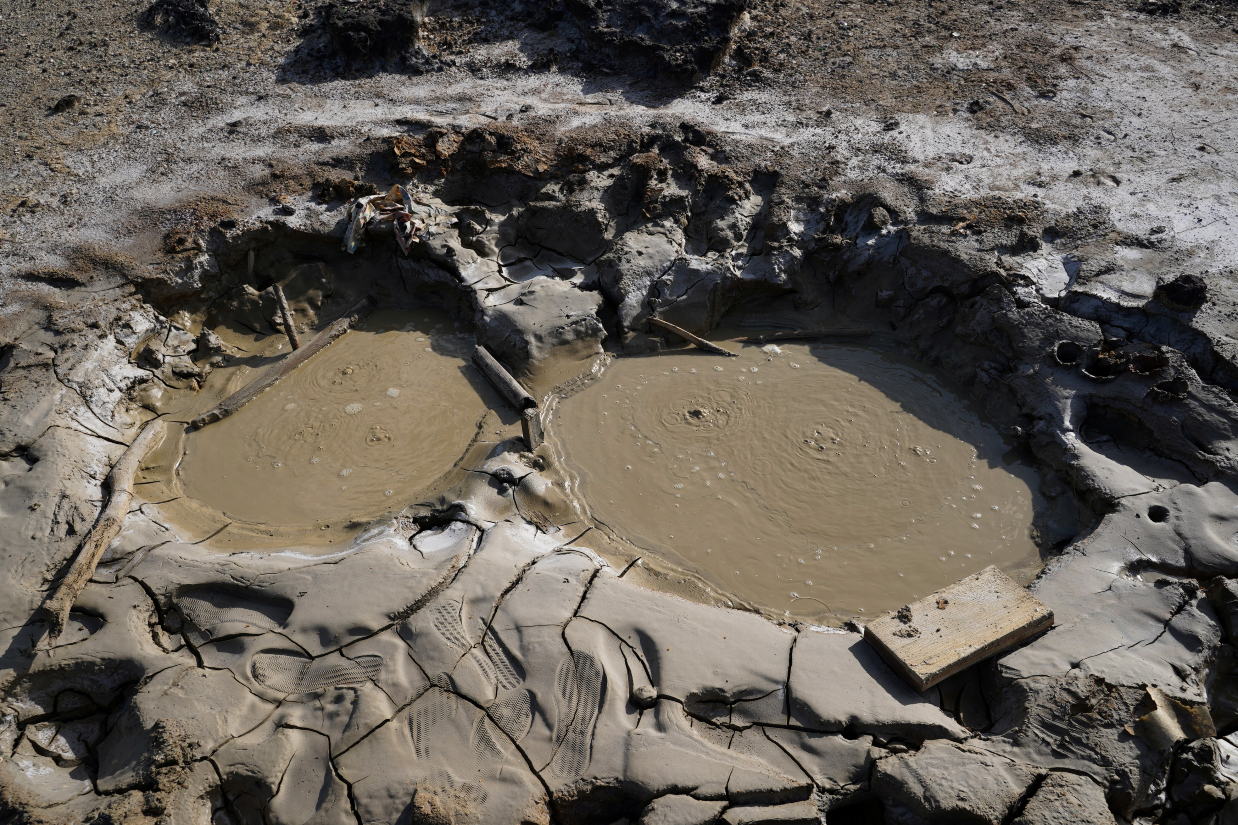Magmatic gas, mostly carbon dioxide, mixes with methane that comes from underground hydrocarbon reservoirs, bringing water and mud to the surface. (REUTERS) Magmatic gas, mostly carbon dioxide, mixes with methane that comes from underground hydrocarbon reservoirs, bringing water and mud to the surface. (REUTERS)