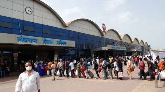 People wearing protective masks stand in line at a railway station amidst the spread of the coronavirus disease (COVID-19) in Mumbai, India, 9 April, 2021. REUTERS/Francis Mascarenhas(REUTERS)