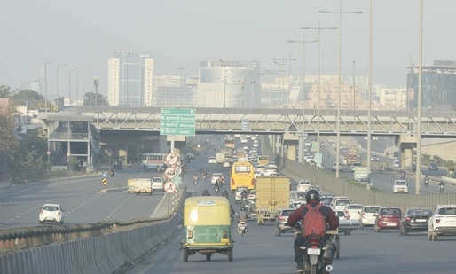Traffic on the city's roads on a hazy day in Gurugram. (Vipin Kumar/ Hindustan Times) Traffic on the city's roads on a hazy day in Gurugram. (Vipin Kumar/ Hindustan Times)