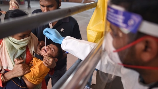 The city recorded 77,374 tests on Saturday as compared to 89,334 tests conducted daily on average over the last seven days. (Sanchit Khanna/HT Photo) The city recorded 77,374 tests on Saturday as compared to 89,334 tests conducted daily on average over the last seven days. (Sanchit Khanna/HT Photo)