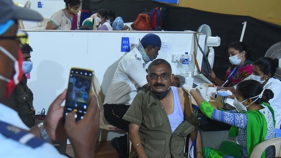 A health worker administers a dose of Covid-19 vaccine, at MMRC Dedicated Covid Health Centre, in Mumbai on April 10, 2021. (Vijay Bate/HT Photo)