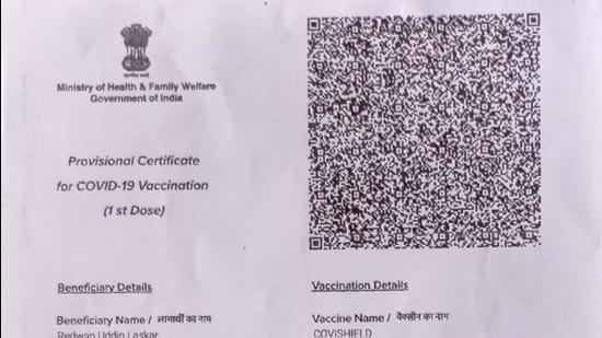 Some of them have downloaded the certificates which have doctors, who injected them the first dose, confirming that the second has also been given. (HT PHOTO.)