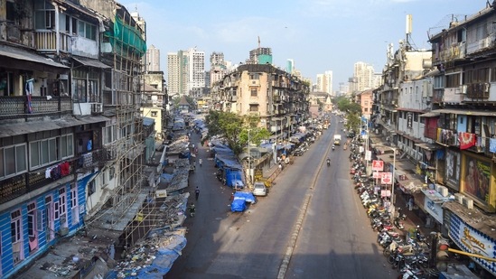 Deserted roads at Bhendi Bazzar during theweekend lockdown in Mumbai on April 10, when India reported 145,000 new cases, a new record in the pandemic's trajectory, taking the total to 13.2 million with 168,467 deaths.(Shashank Parade/PTI)