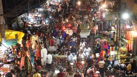 Patna: People throng Khetan market, amid coronavirus pandemic, in Patna on Friday. (PTI) Patna: People throng Khetan market, amid coronavirus pandemic, in Patna on Friday. (PTI)