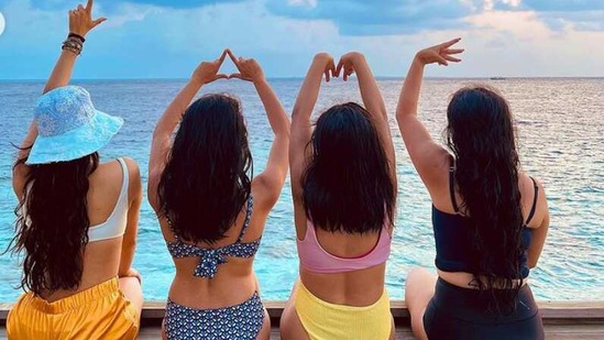 Janhvi even clicked awesome pictures at the beach with her besties.