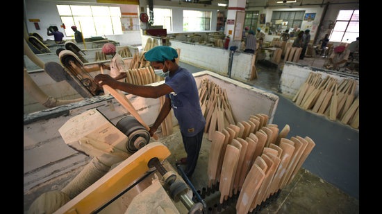 Once the blade has been given its precise shape, artisans buff and level the surface with sanding machines. (HT Archive) Once the blade has been given its precise shape, artisans buff and level the surface with sanding machines. (HT Archive)