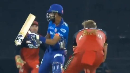 MI vs RCB: Krunal Pandya breaks his bat. (Twitter)