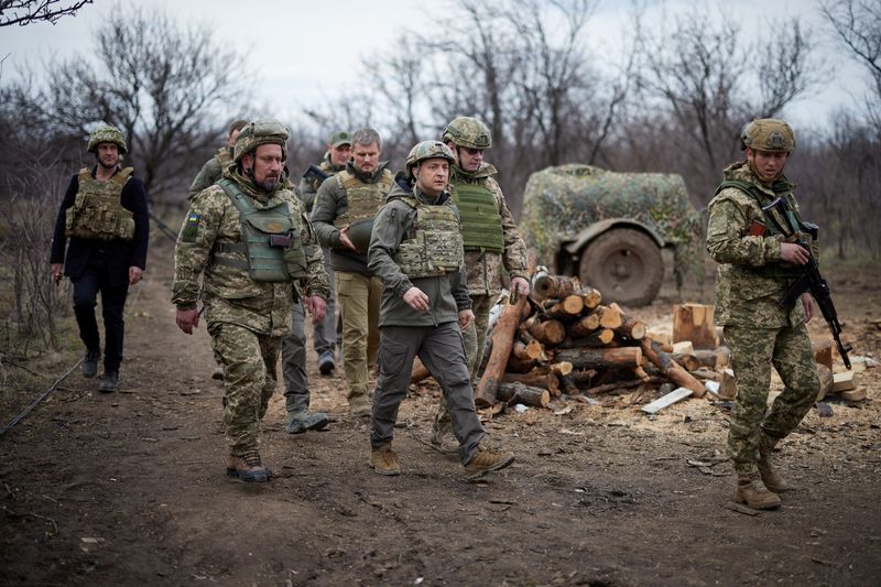 O presidente da Ucrânia, Volodymyr Zelenskiy, visita posições das forças armadas perto da linha de frente com separatistas apoiados pela Rússia durante sua viagem de trabalho na região de Donbass. (Via Reuters)