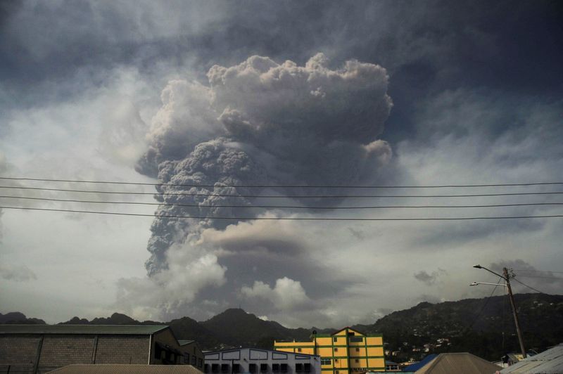 A primeira explosão ocorreu na sexta-feira de manhã, um dia depois de o governo ordenar evacuações obrigatórias com base em advertências de cientistas. (Reuters)