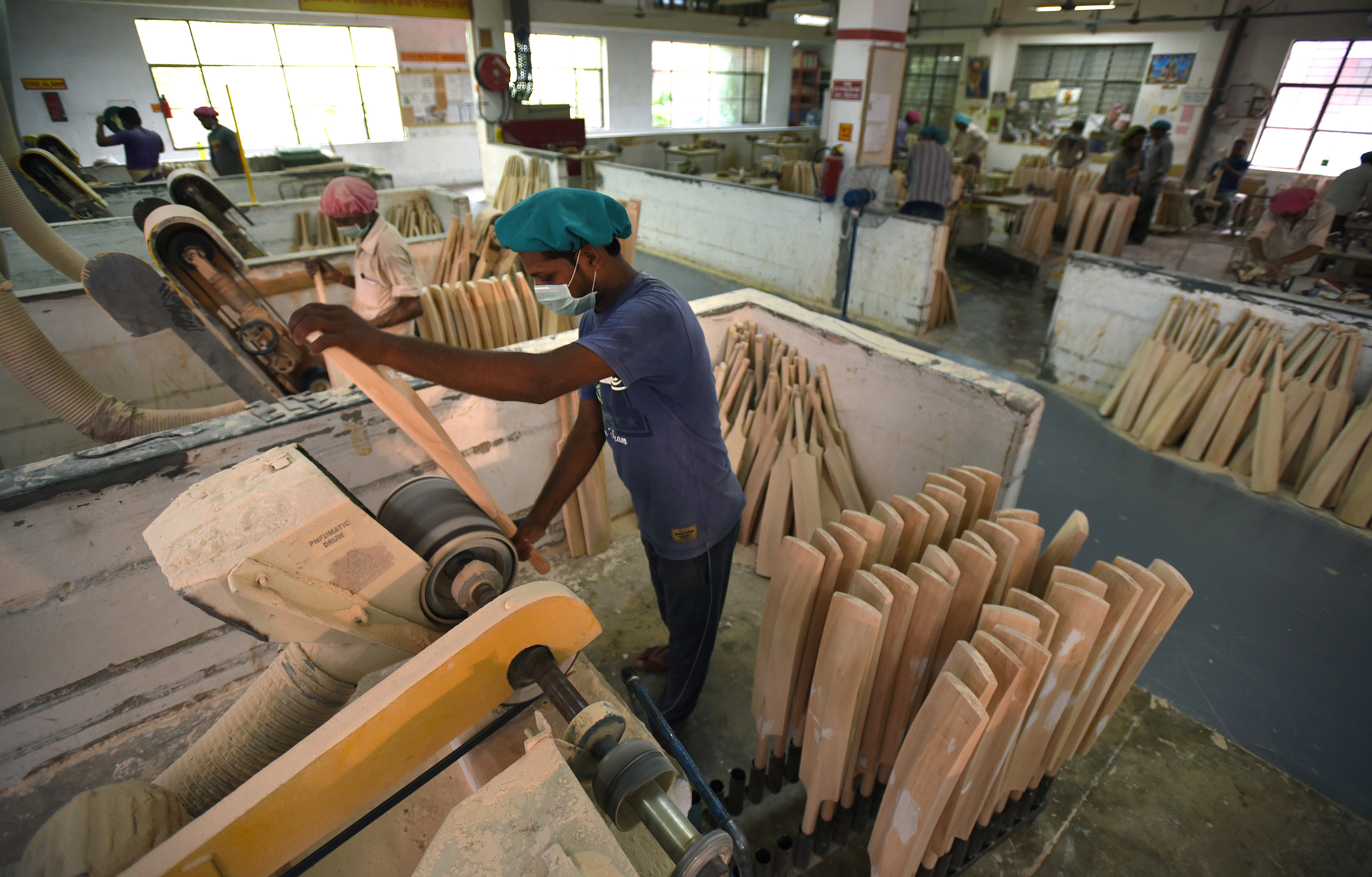 Once the blade has been given its precise shape, artisans buff and level the surface with sanding machines. (HT Archive) Once the blade has been given its precise shape, artisans buff and level the surface with sanding machines. (HT Archive)