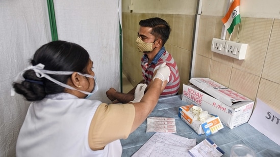 A health worker administers a Covid-19 vaccine, at LNJP Hospital, in New Delhi, on Saturday.(Sanchit Khanna/HT Photo ) A health worker administers a Covid-19 vaccine, at LNJP Hospital, in New Delhi, on Saturday.(Sanchit Khanna/HT Photo )