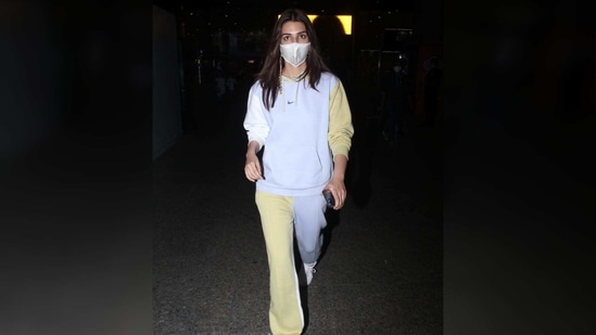 Kriti teamed her attire with just a chain mask and opted to go sans-accessories for her flight. (Varinder Chawla) Kriti teamed her attire with just a chain mask and opted to go sans-accessories for her flight. (Varinder Chawla)