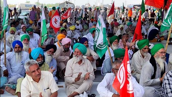 Farmers block KMP Expressway near Mandothi village as a mark of protest against the new farm laws, in Jhajjar, Haryana, India, on Saturday. (HT Photo) Farmers block KMP Expressway near Mandothi village as a mark of protest against the new farm laws, in Jhajjar, Haryana, India, on Saturday. (HT Photo)