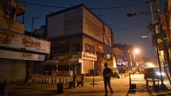 Night curfew in Uttar Pradesh districts with more than 500 active Covid-19 cases (Sanchit Khanna / HT Photo) Night curfew in Uttar Pradesh districts with more than 500 active Covid-19 cases (Sanchit Khanna / HT Photo)