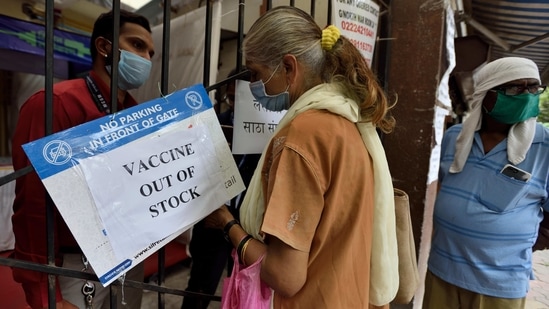 An elderly woman looks at a public notice outside a vaccination centre notifying shortage of vaccines in Mahim, Mumbai on April 8. Over the last few days, Maharashtra also closed some vaccination centres and turned people away due to inadequate vaccine supplies.(Satish Bate / HT Photo)