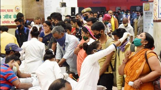 Health workers collect swab samples of migrants arriving from Maharashtra at COVID-19 testing centre in Patna in Bihar on Sunday. (HT PHOTO.) Health workers collect swab samples of migrants arriving from Maharashtra at COVID-19 testing centre in Patna in Bihar on Sunday. (HT PHOTO.)