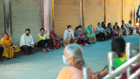People waiting to get vaccinated against Covid-19 at Kanwatiya Government Hospital on the first day of a 4-day long “Tika Utsav” (Vaccination Festival), in Jaipur, on April 11. On April 12, India added 1,68,912 new Covid-19 cases to its tally, taking its overall caseload to 1,35,27,717.(Himanshu Vyas / HT Photo)