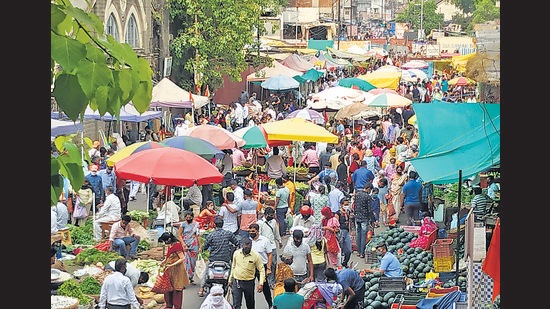 A large crowd was seen on Friday buying vegetables before stricter restrictions ushered in on the weekend. (HT PHOTO) A large crowd was seen on Friday buying vegetables before stricter restrictions ushered in on the weekend. (HT PHOTO)