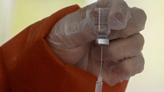 A nurse prepares a dose of Sinovac's CoronaVac vaccine to inoculate people against Covid-19.(AFP) A nurse prepares a dose of Sinovac's CoronaVac vaccine to inoculate people against Covid-19.(AFP)