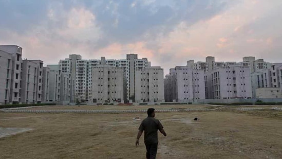 Apart from CGHS plots, DDA has also put on sale 76 institutional plots, 27 industrial plots, 36 residential plots, 125 shops in its district/community/local shopping centres, six restaurant units and 33 commercial plots.(HT Photo) Apart from CGHS plots, DDA has also put on sale 76 institutional plots, 27 industrial plots, 36 residential plots, 125 shops in its district/community/local shopping centres, six restaurant units and 33 commercial plots.(HT Photo)