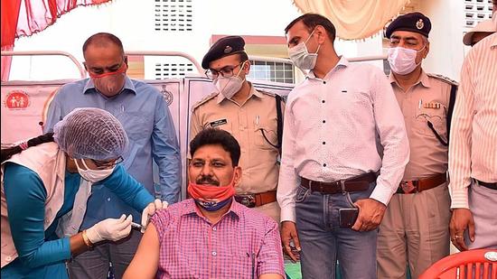 SP Rajesh Duggal gets first jab of Covid-19 vaccine at a dispensary in Jhajjar on Sunday. At least 1.13 lakh people were vaccinated against the contagion on the day as per the officials. (Manoj Dhaka/HT) SP Rajesh Duggal gets first jab of Covid-19 vaccine at a dispensary in Jhajjar on Sunday. At least 1.13 lakh people were vaccinated against the contagion on the day as per the officials. (Manoj Dhaka/HT)