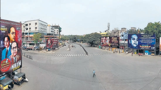 A view of closed shops and deserted roads of Vishrantwadi, as strict lockdown has been implemented in Pune. (Shankar Narayan/HT PHOTO) A view of closed shops and deserted roads of Vishrantwadi, as strict lockdown has been implemented in Pune. (Shankar Narayan/HT PHOTO)