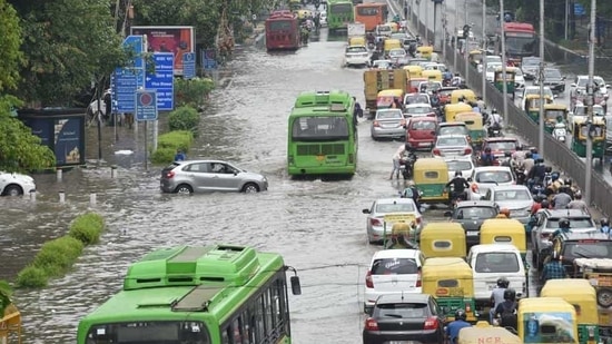 The delay in desilting last year had led to massive waterlogging in many parts of the city during monsoon. (Arvind Yadav/HT Photo) The delay in desilting last year had led to massive waterlogging in many parts of the city during monsoon. (Arvind Yadav/HT Photo)