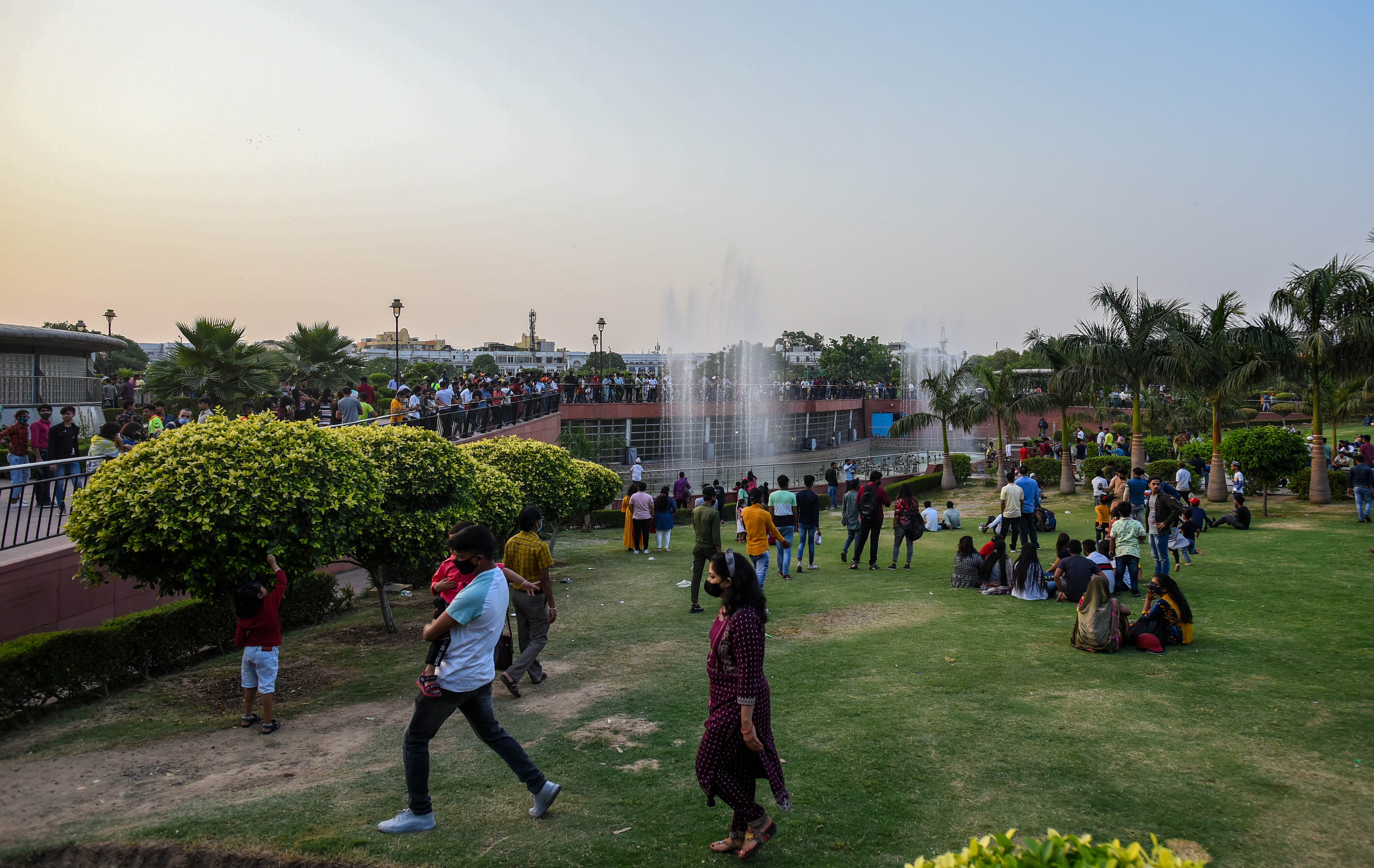 नई दिल्ली, भारत में कनॉट प्लेस सेंट्रल पार्क, (अमल केएस / एचटी फोटो) में, मामलों में वृद्धि के बीच लोग कोविद के मानदंडों की धज्जियां उड़ाते हैं।