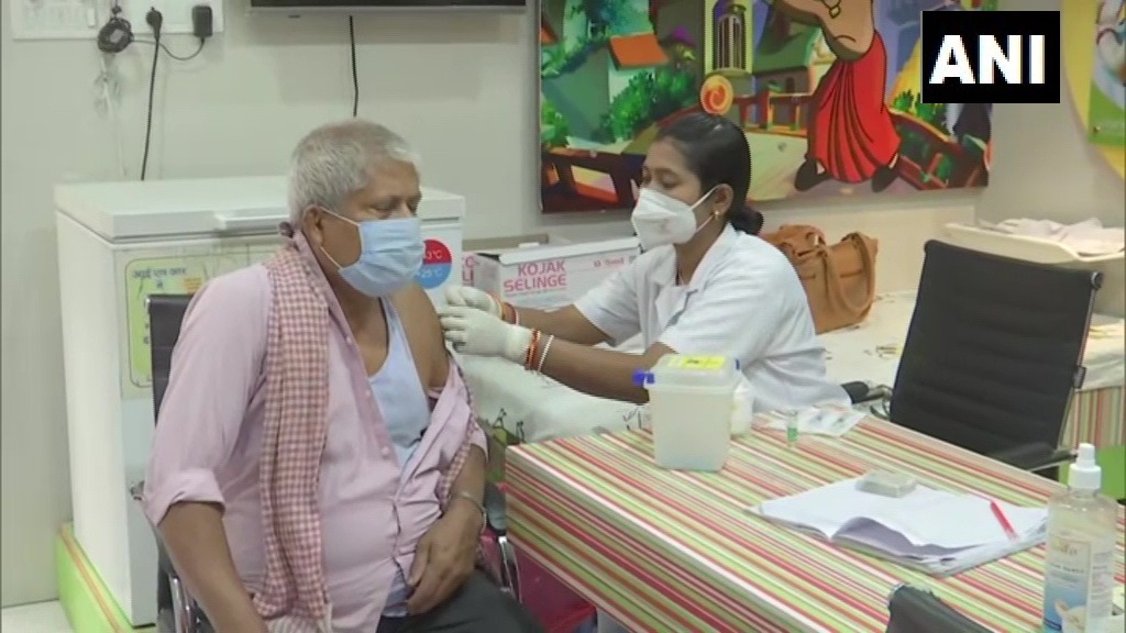 An elderly man receives the Covid-19 shot at a vaccination centre in Bihar's Patna on Sunday.(ANI Photo ) An elderly man receives the Covid-19 shot at a vaccination centre in Bihar's Patna on Sunday.(ANI Photo )