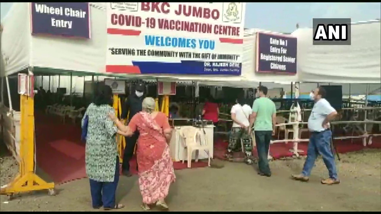 Elderly people arrive at BKC vaccination centre in Mumbai amid weekend lockdown on Sunday.(ANI Photo ) Elderly people arrive at BKC vaccination centre in Mumbai amid weekend lockdown on Sunday.(ANI Photo )
