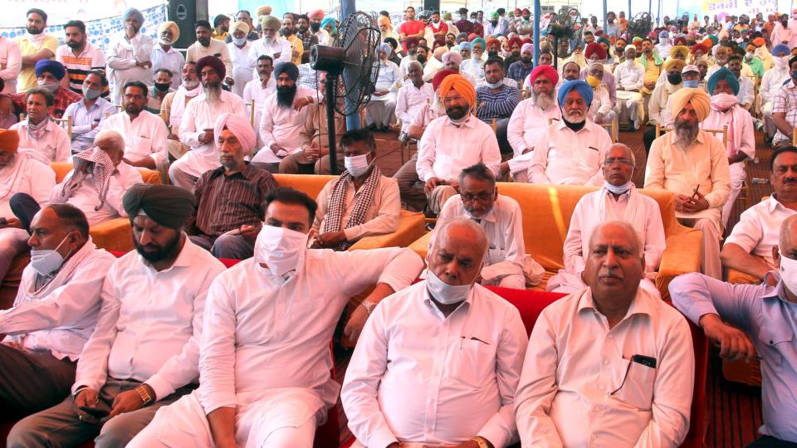 Cong supporters violate distancing norms at MullanpurDakha event