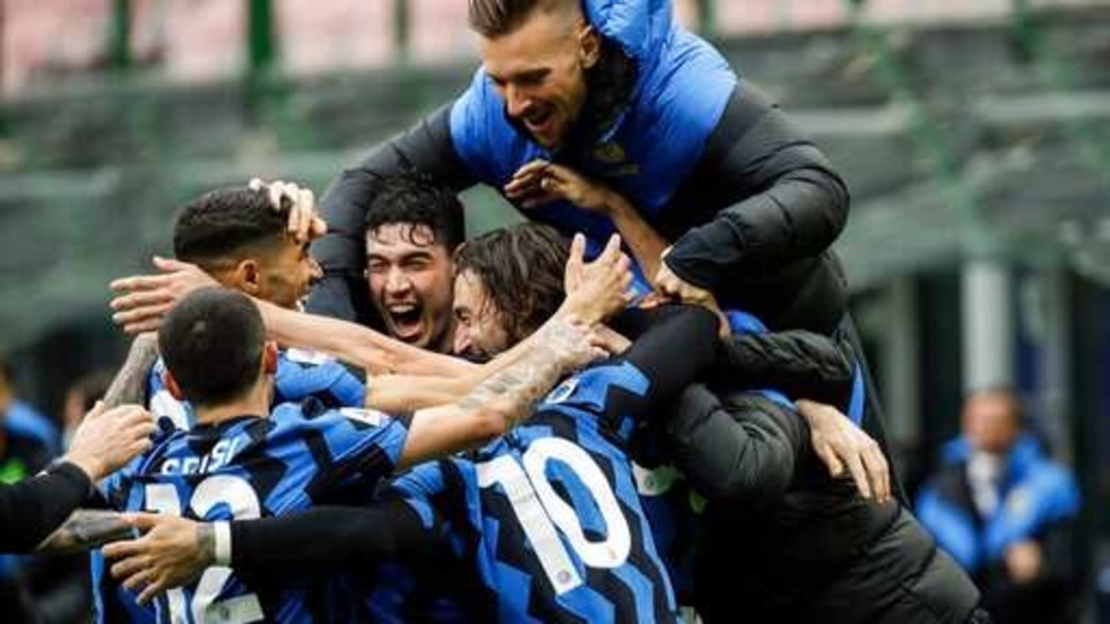 Conte celebrates goal with players, Inter 11 points ahead